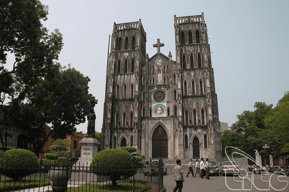 The soaring bell towers, pointed arches and stained glass windows create an unique architectural picture, bearing a strong Gothic imprint (Source: VIET NAM NATIONAL AUTHORITY OF TOURISM)